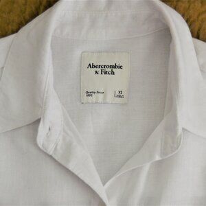 ABERCROMBIE & FITCH WOMEN'S XS RUNS BIG WHITE TOP NEVER WORN